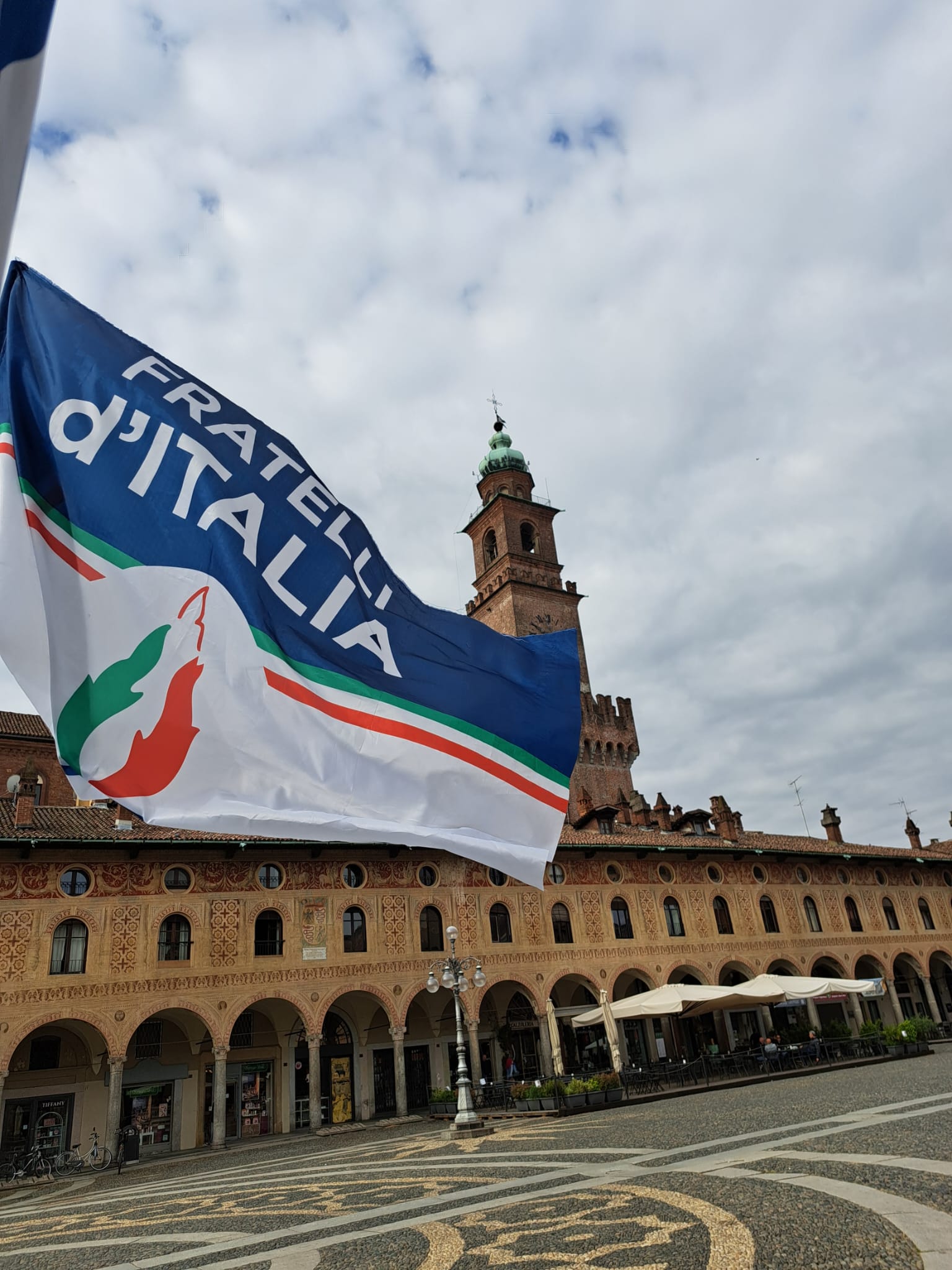 Bandiera di Fratelli d'Italia in Piazza Ducale a Vigevano
