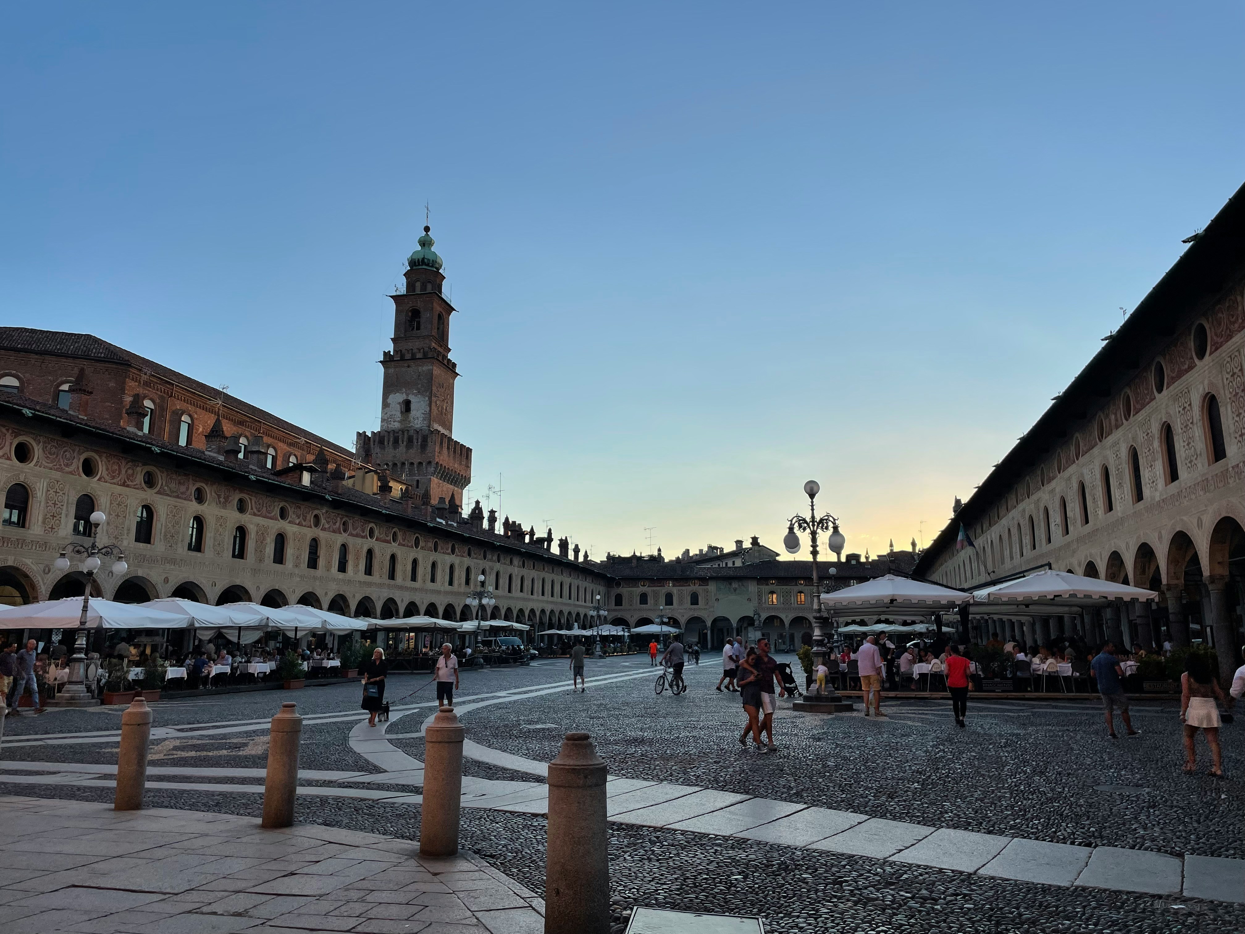 Piazza Ducale di Vigevano al tramonto